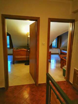 Хостелы Old Town Homestel Котор Стандартный двухместный номер с 2 отдельными кроватями-3