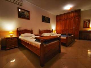 Хостелы Old Town Homestel Котор Трехместный номер Делюкс-5