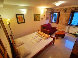 Хостелы Old Town Homestel Котор Большой двухместный номер с 1 кроватью-1